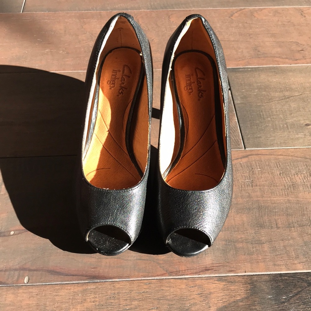 Clark’s Peep Toe Indigo Comfy Heels Size 6, Black